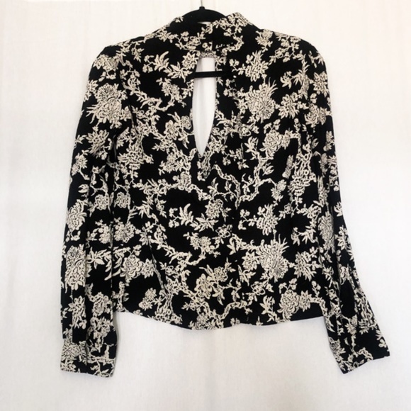 Flynn Skye Leah Keyhole Choker Neck Long Sleeve Blouse Black Floral size Small - Picture 4 of 13
